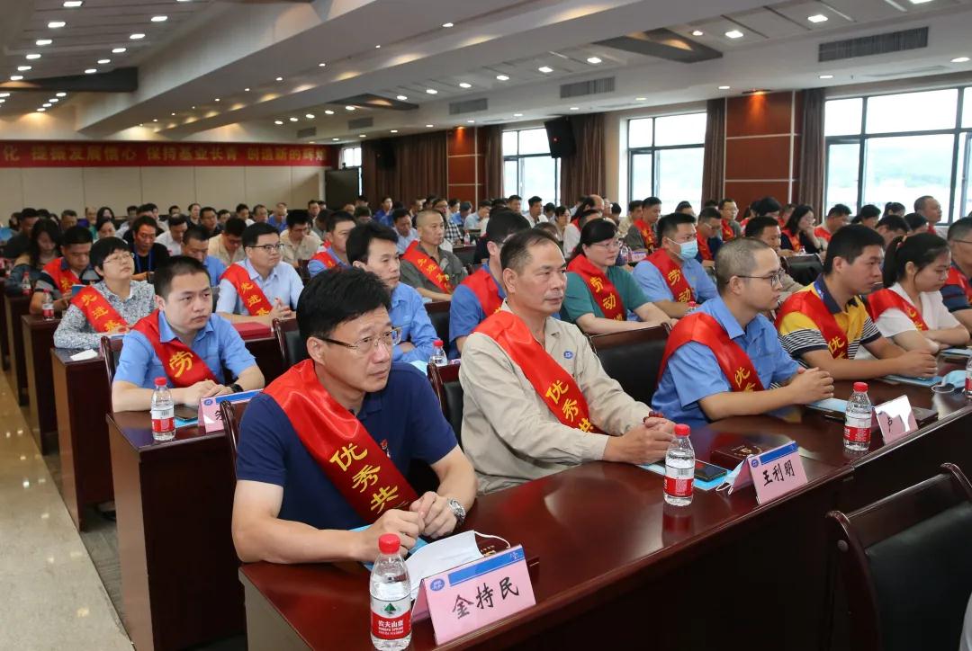 银河yh0076举行庆祝建党99周年、  建厂70周年暨先进表彰大会(图3)